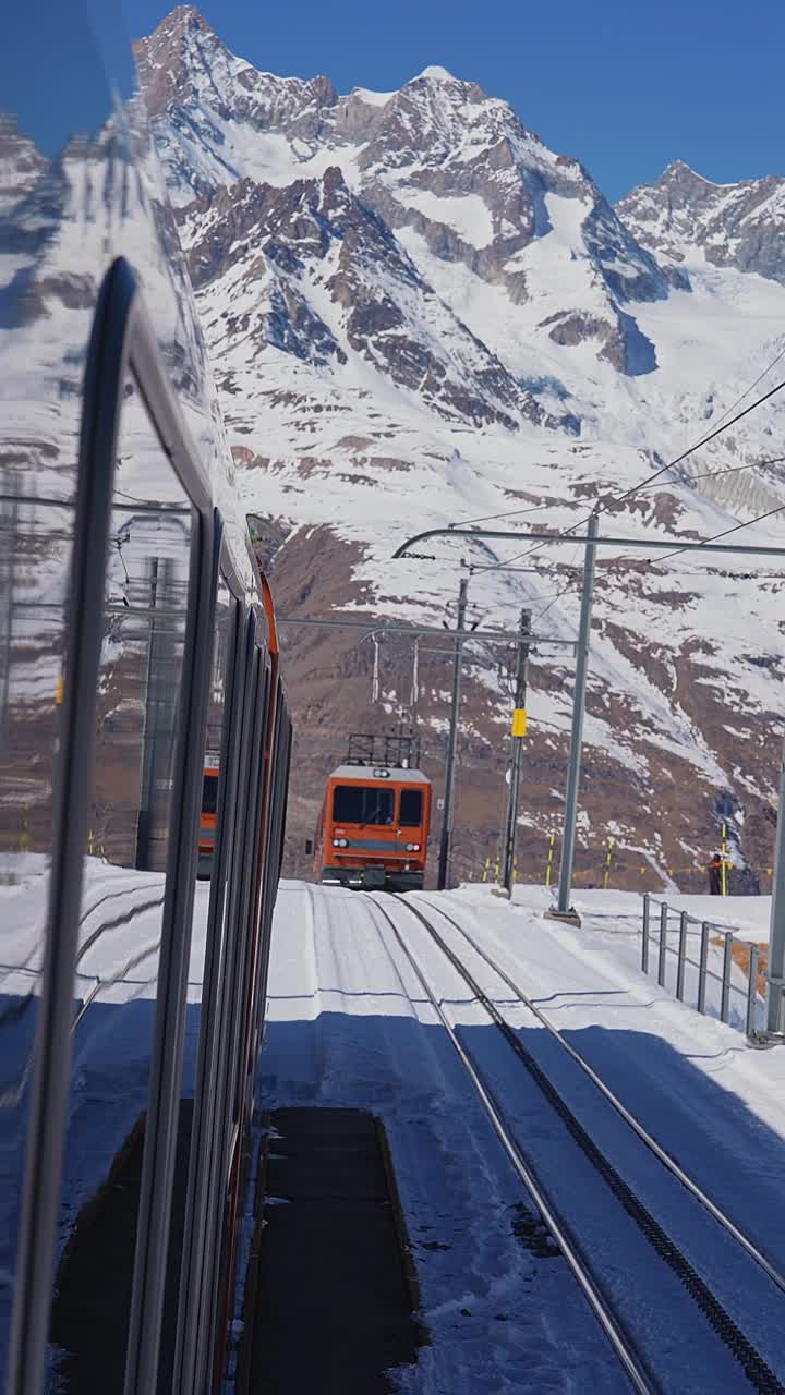 在瓦莱州瑞士阿尔卑斯山的采尔马特滑雪胜地，乘坐标志性的齿轮齿轮戈内格拉特铁路视频素材