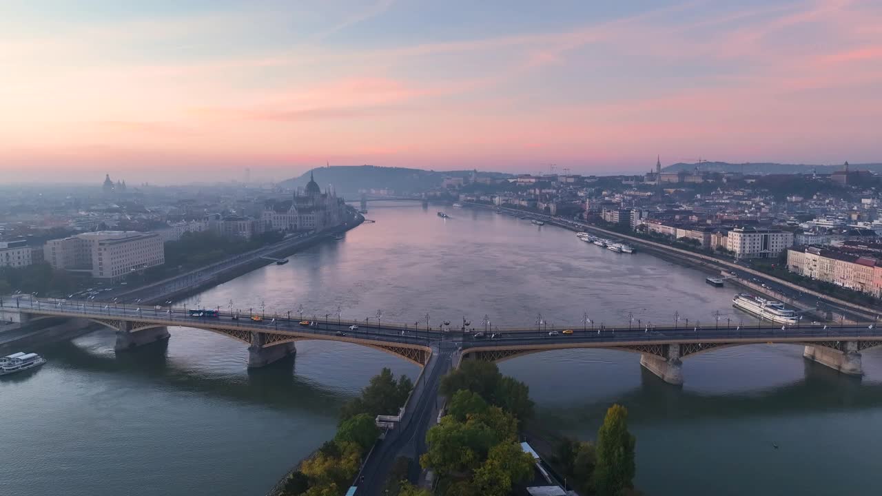 布达佩斯议会大厦鸟瞰图。日出时的匈牙利首都。旅游，旅游和欧洲政治地标目的地视频素材