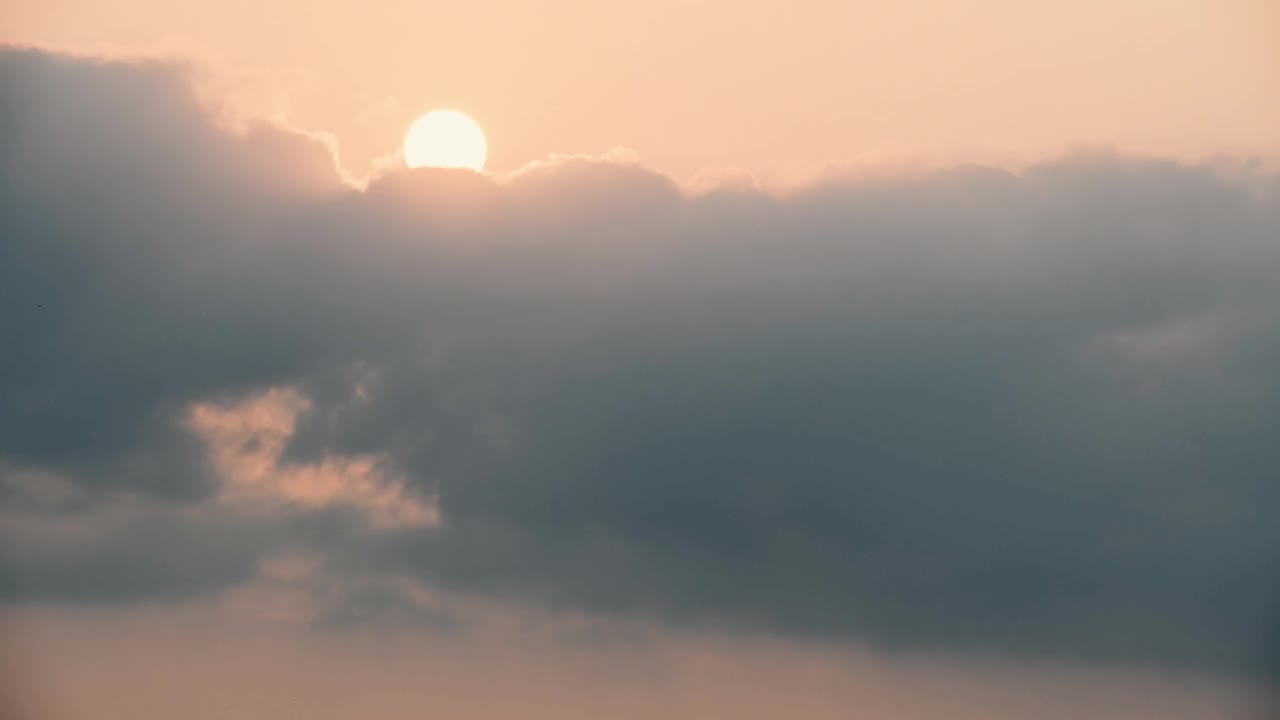 夕阳被云遮住了，又露出来了。视频素材