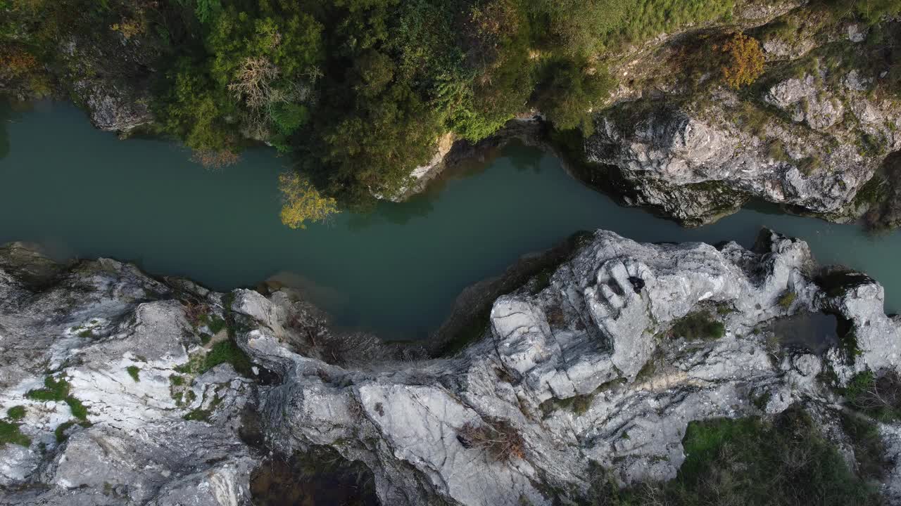 鸟瞰落基山脉峡谷和阳光下的河流视频素材