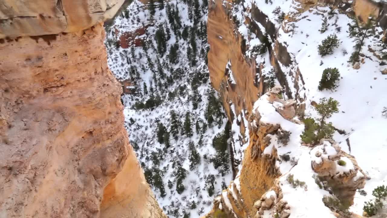 冬天大峡谷国家公园的白雪皑皑的悬崖视频素材