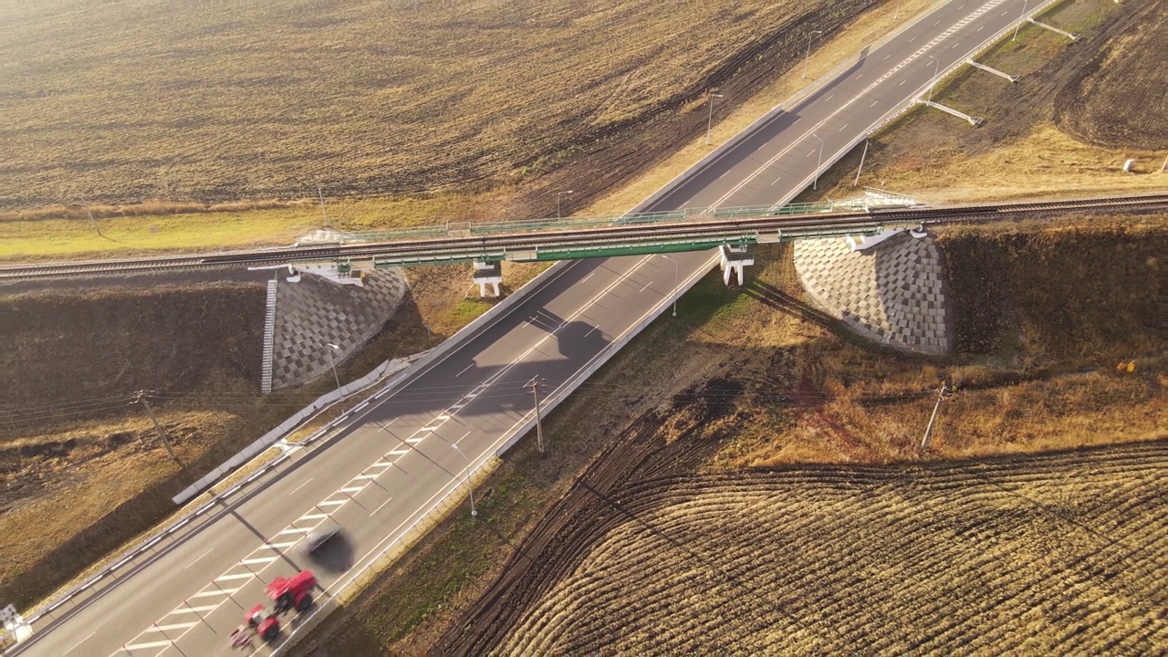 道路上的汽车从顶部环绕绿色的自然，鸟瞰图视频素材