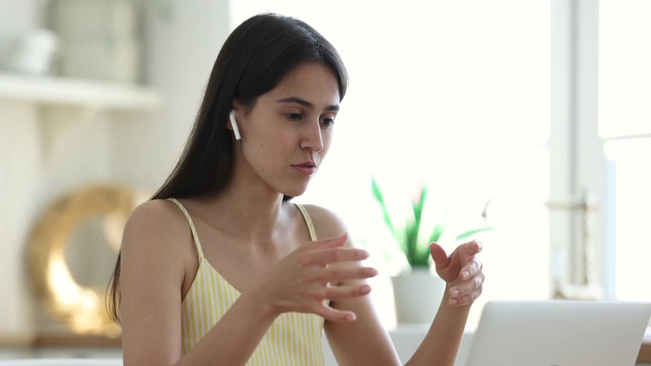 忙碌的年轻笔记本电脑用户女孩正在进行视频通话视频素材