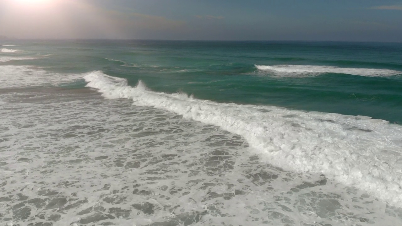 澳大利亚的冲浪海岸，海浪冲向海岸视频素材