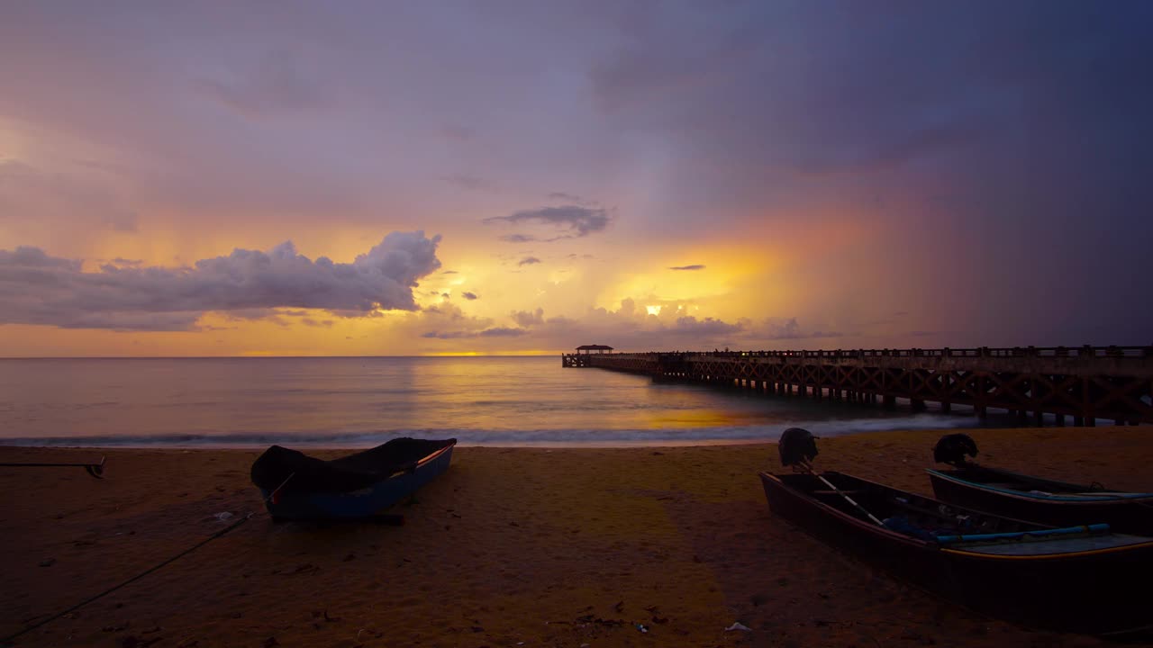 夕阳在海上的时间流逝，在沙滩上的夕阳视频素材