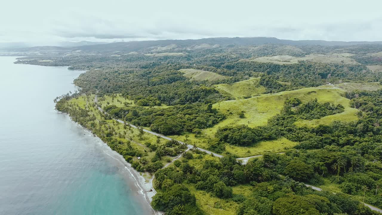 热带岛屿海岸线鸟瞰图。视频素材