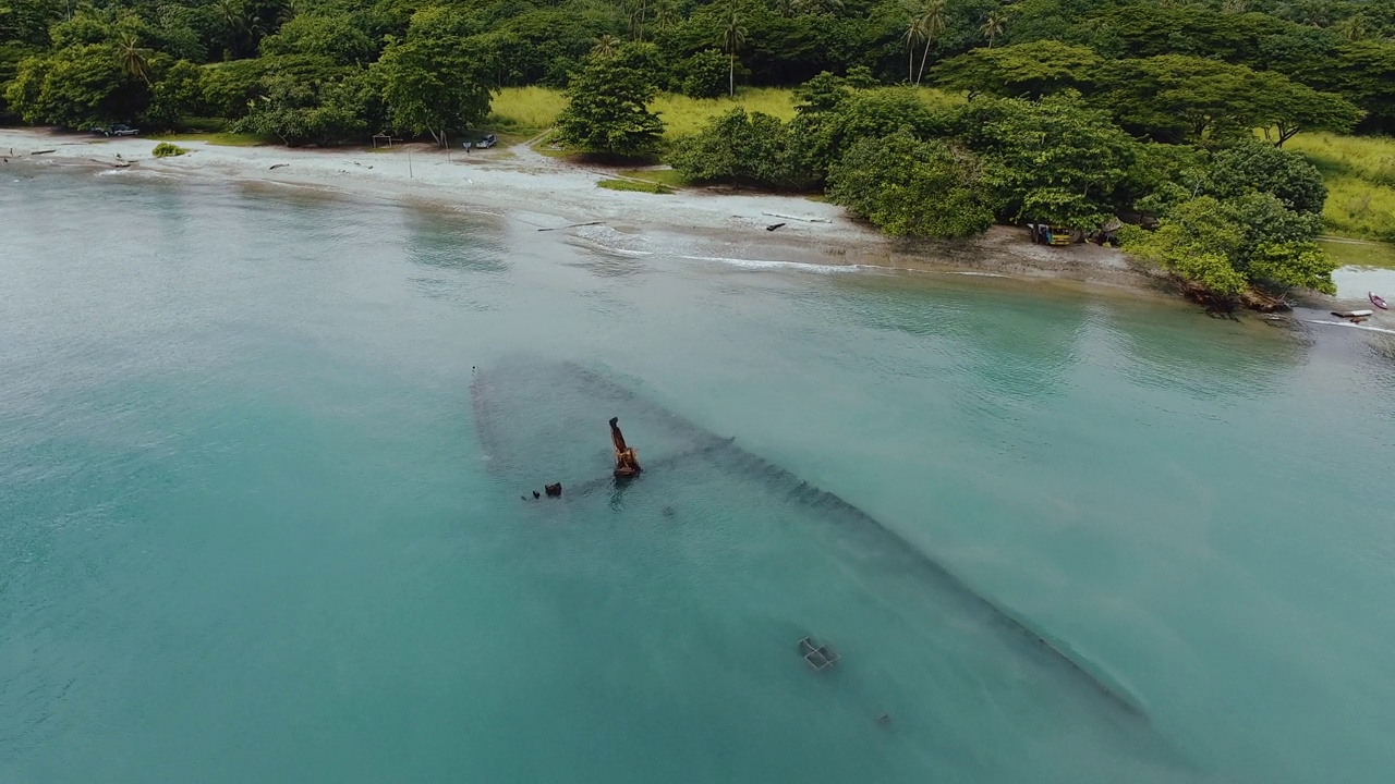 低空飞行显示在海岸附近的浅水中有一艘第二次世界大战的日本沉船。视频下载