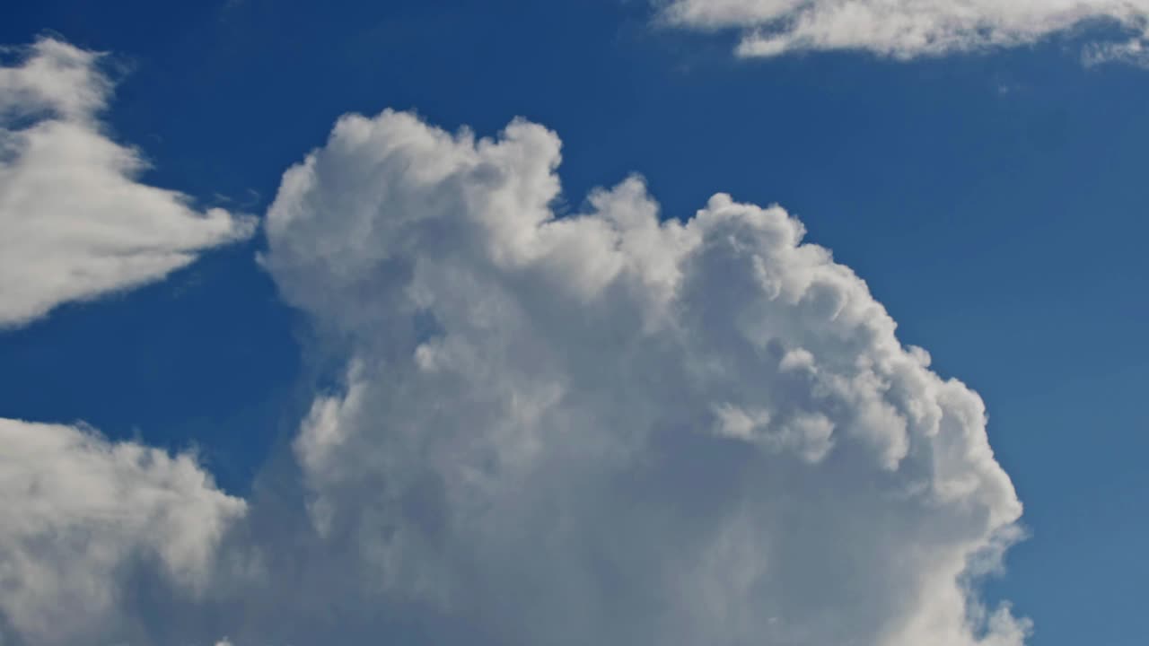 浓密的雨云在春天的天空中移动视频素材