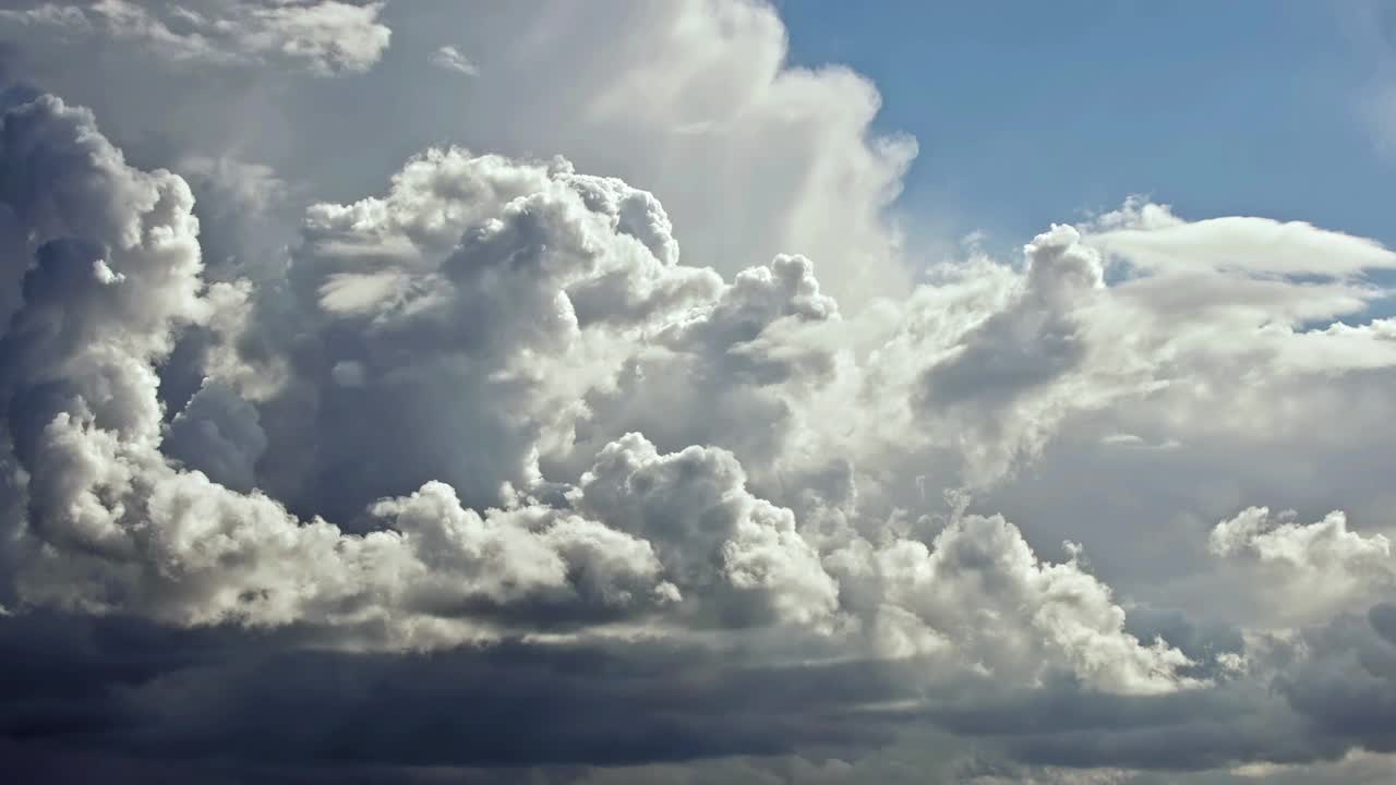 浓密的雨云在春天的天空中移动视频素材