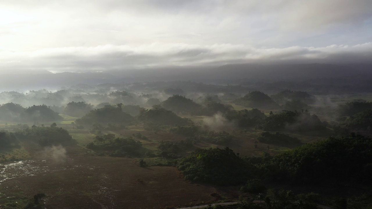 景观与农田和青山，鸟瞰图。早晨的雾。视频素材