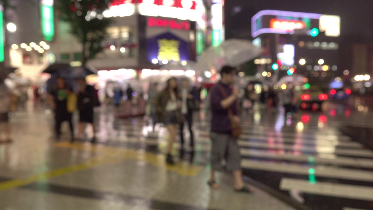 日本人过马路时的模糊模式视频素材