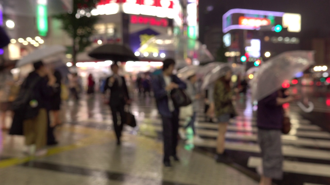 日本人过马路时的模糊模式视频素材