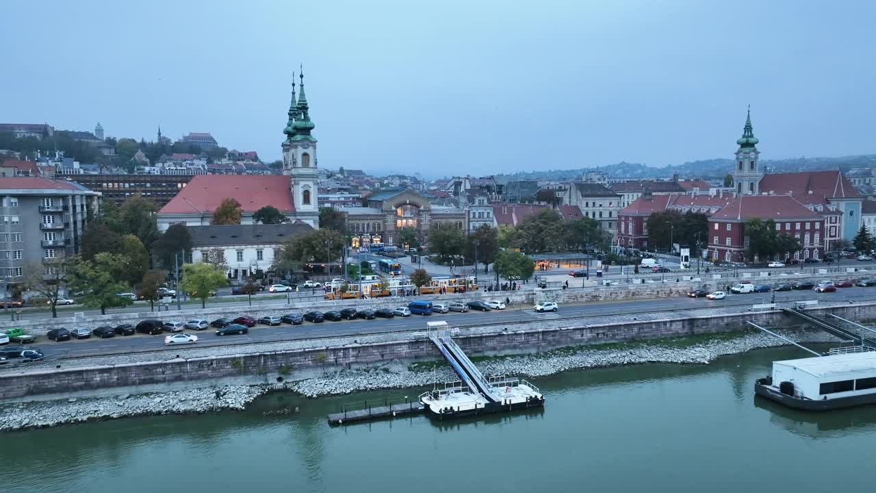 Aerial view of Budapest city skyline, Batthyány Square or Batthyány tér, a town square in Budapest. It is located on the Buda side of the Danube视频素材