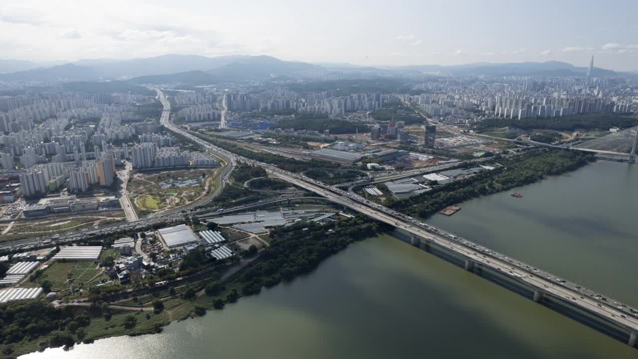 韩国首尔江东区/江东区汉江和江东立交周边的城市景观视频素材