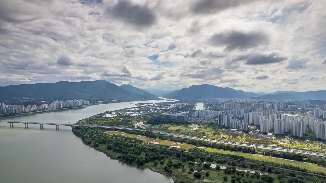 韩国京畿道，满月区/汉南市，汉江和Misa立交周围的城市景观视频素材