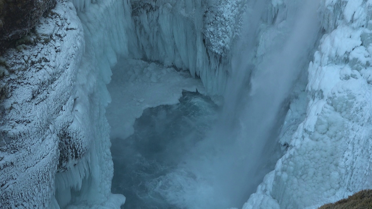 冰岛。大自然。冰瀑布。冰天雪地的冬日景观。雄伟的冰瀑布全景。冰岛黄金圈之旅。伟大的观光。视频素材