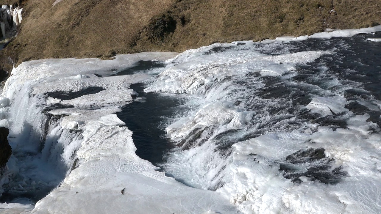 冰岛。大自然。冰瀑布。冰天雪地的冬日景观。雄伟的冰瀑布全景。冰岛黄金圈之旅。伟大的观光。视频素材