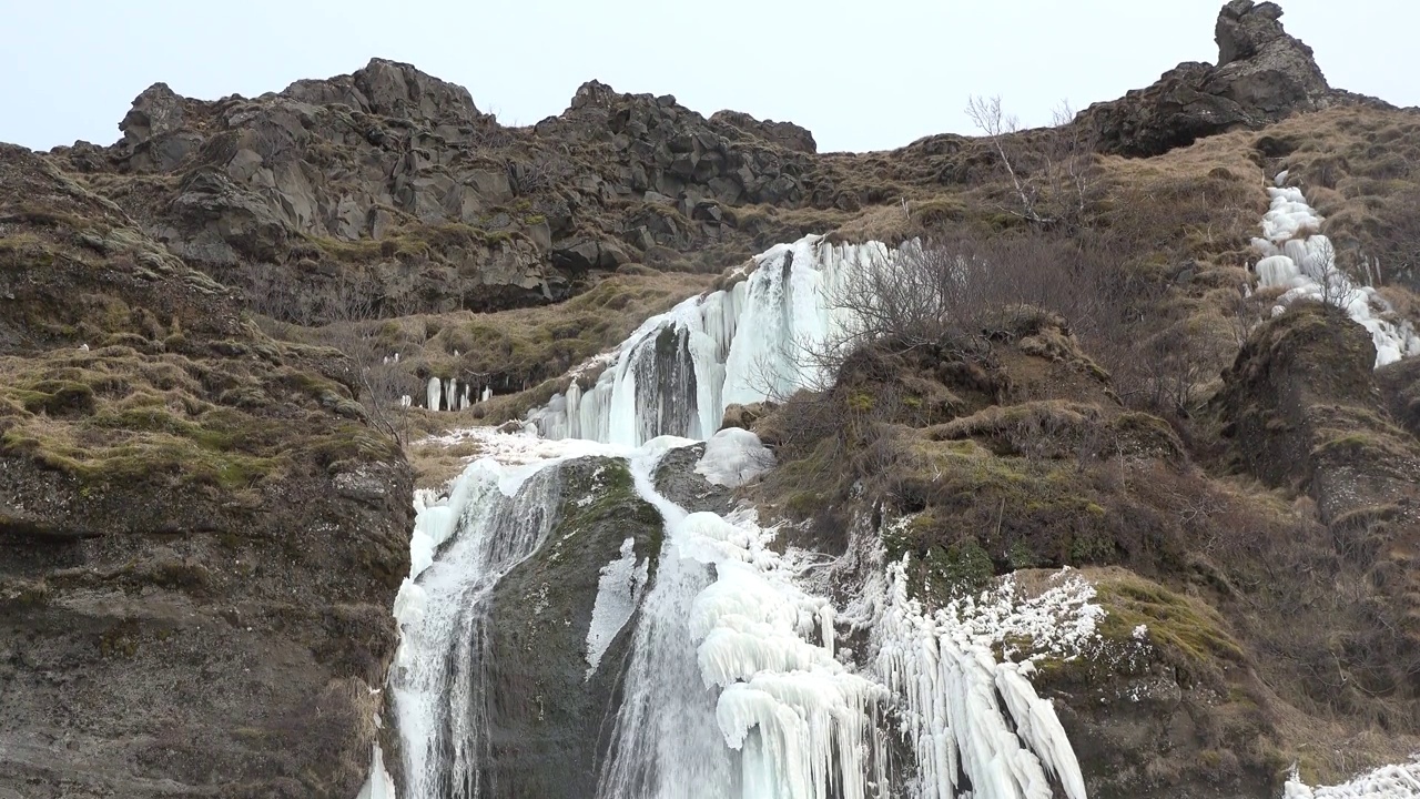 冰岛。大自然。冰瀑布。冰天雪地的冬日景观。雄伟的冰瀑布全景。冰岛黄金圈之旅。伟大的观光。视频素材