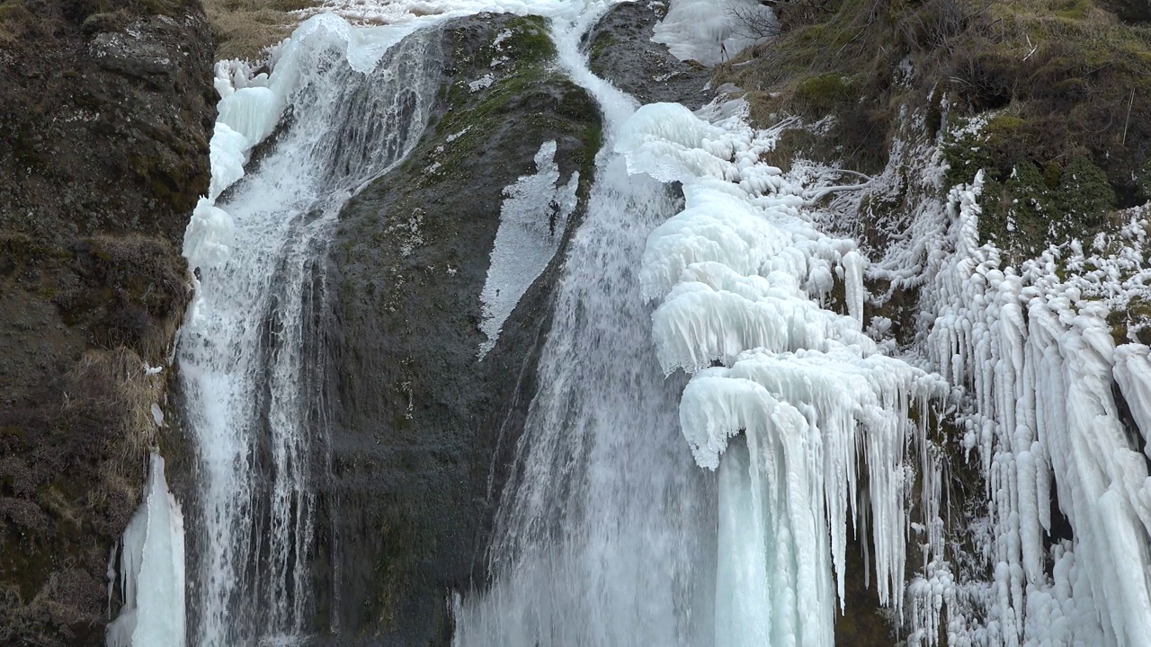 冰岛。大自然。冰瀑布。冰天雪地的冬日景观。雄伟的冰瀑布全景。冰岛黄金圈之旅。伟大的观光。视频素材