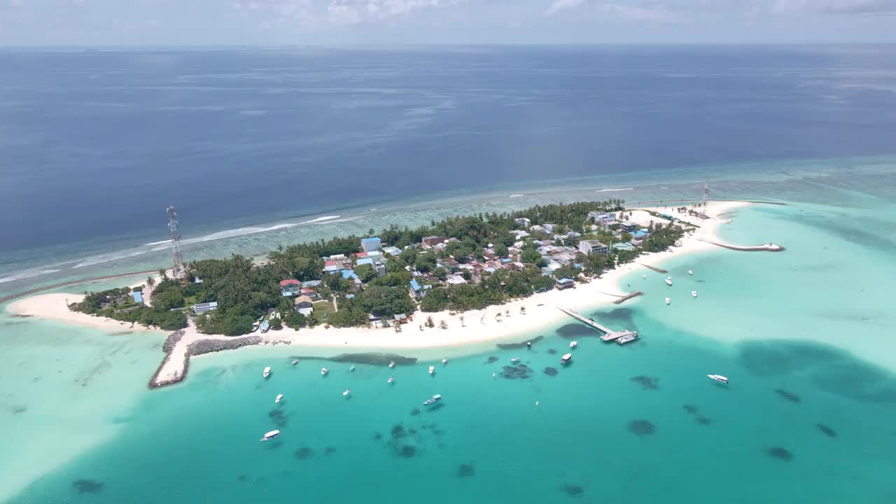 蓝天下的大海鸟瞰图，马尔代夫水上平房鸟瞰图视频素材