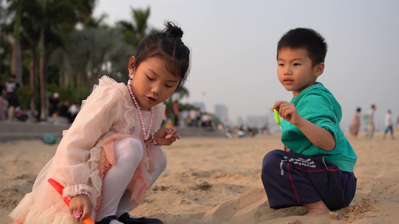 孩子们在海滩上玩耍是一件很有趣的事情视频素材