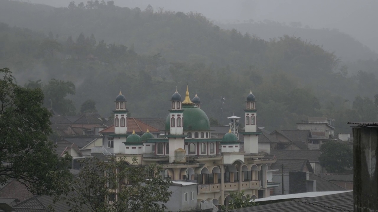 山上的清真寺，雨中视频下载