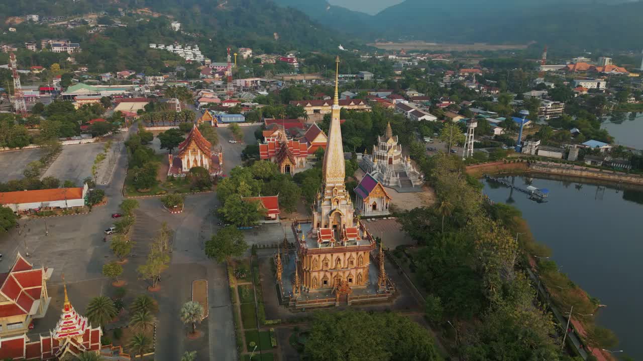 泰国普吉岛的查龙寺或查塔兰寺，鸟瞰照片可以看到所有的寺庙和宝塔。许多游客喜欢在这里旅游时向佛像致敬并拍照。视频下载