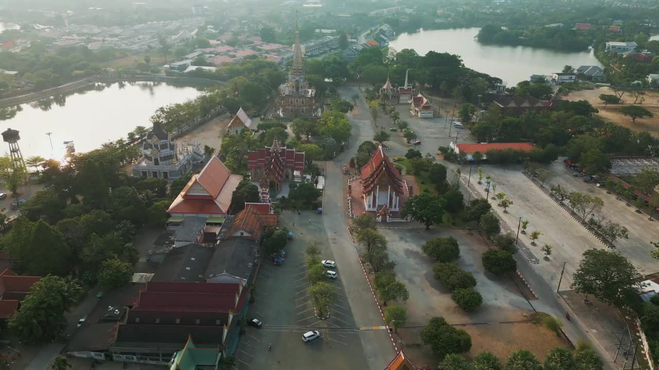 泰国普吉岛的查龙寺或查塔兰寺，鸟瞰照片可以看到所有的寺庙和宝塔。许多游客喜欢在这里旅游时向佛像致敬并拍照。视频下载