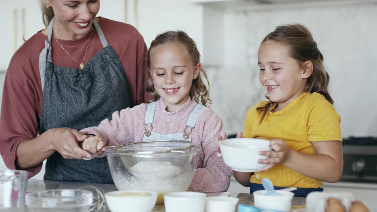 孩子们，煮面粉和家庭烘焙与妈妈学习混合食材的乐趣和帮助。母亲的爱，关心和支持与食物，与孩子和幸福的家庭厨房视频素材