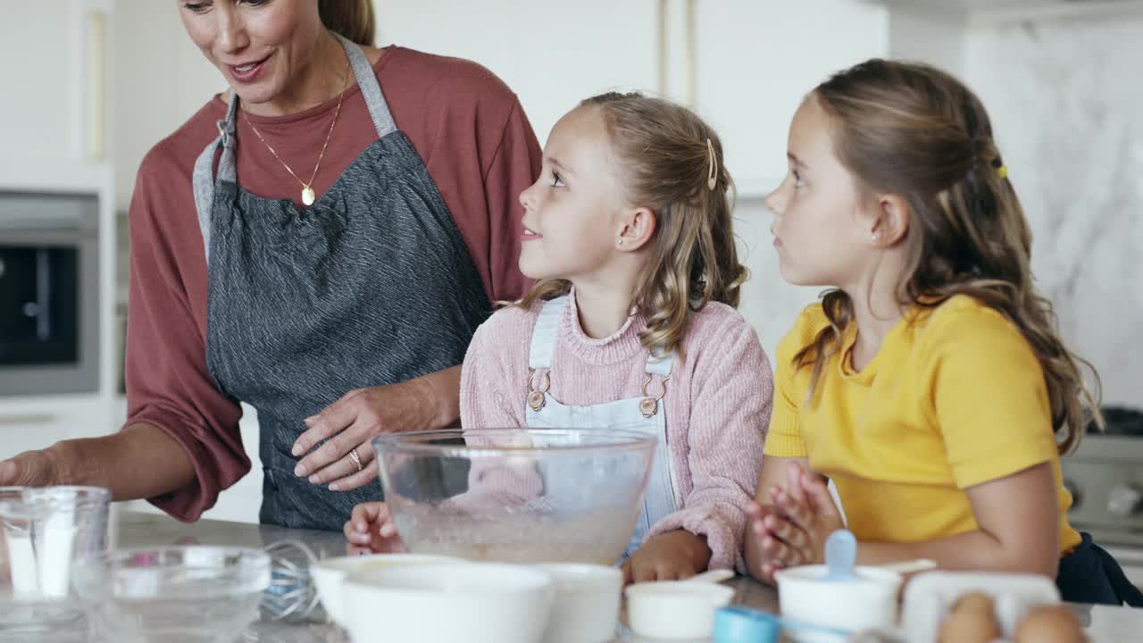 孩子们，烹饪问题和家庭烘焙与妈妈学习混合食材的乐趣和帮助。母亲的爱，关心和支持，与年幼的孩子一起做饭，在家庭厨房里快乐视频素材