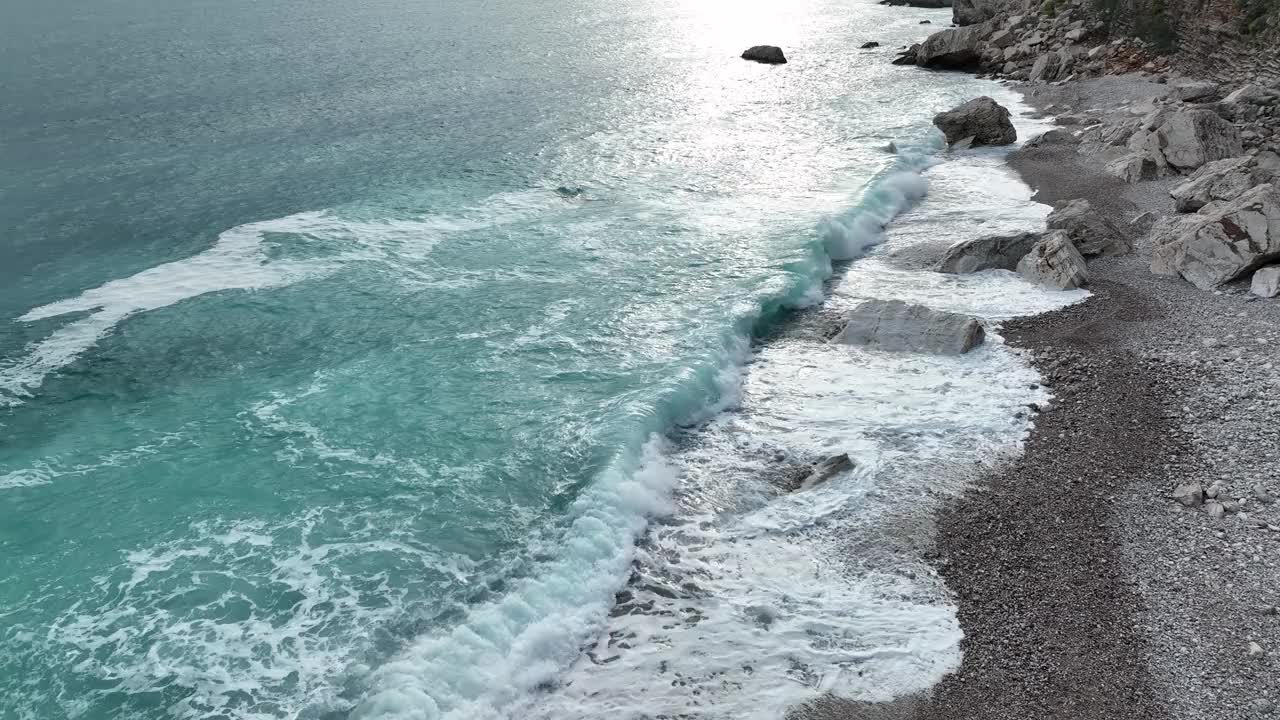 从无人机的角度来看，奇异的海浪拍打着海滩视频下载