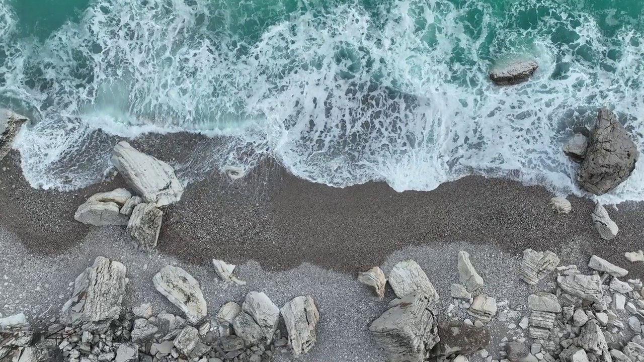 从无人机的角度看海浪拍打着海岸视频下载