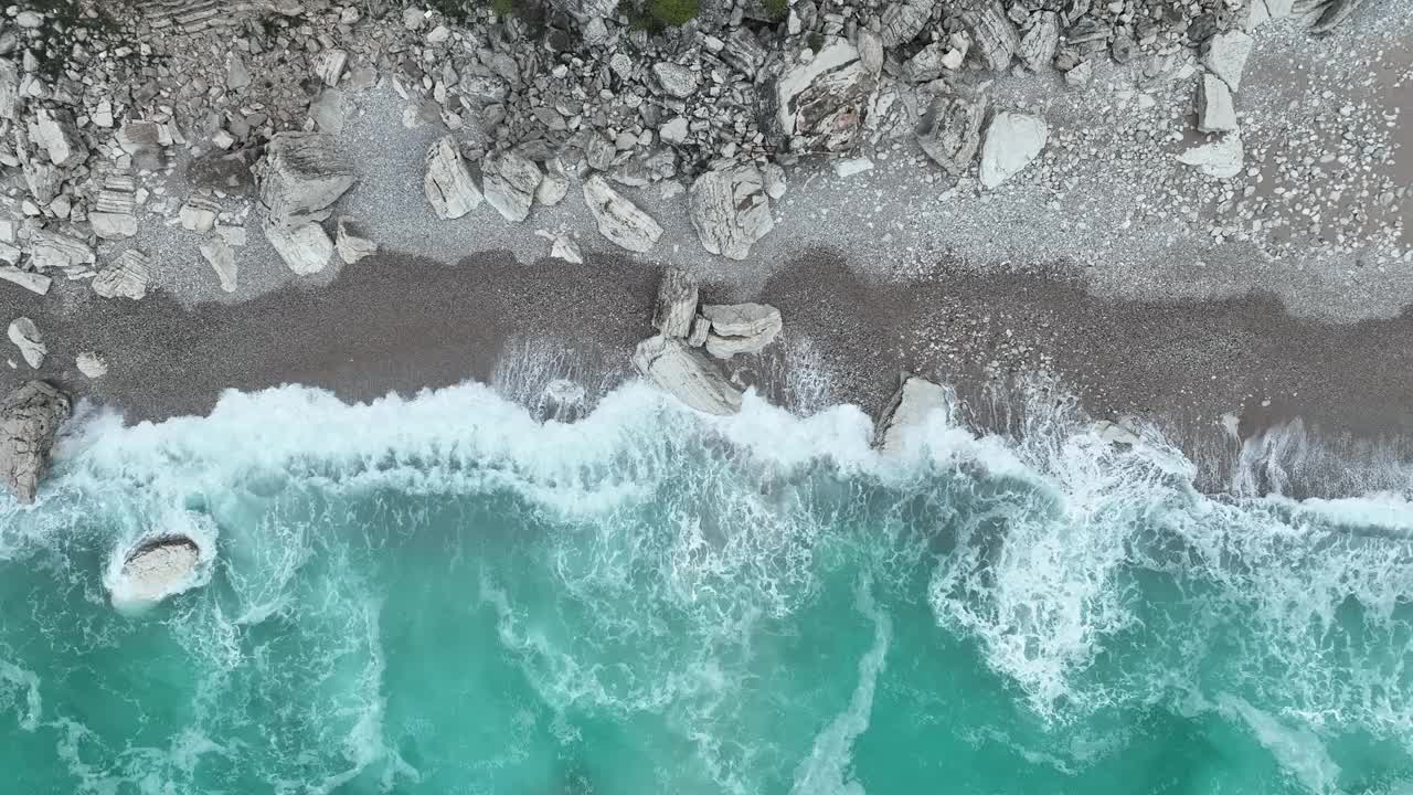 从无人机的角度看海浪拍打着海岸视频下载