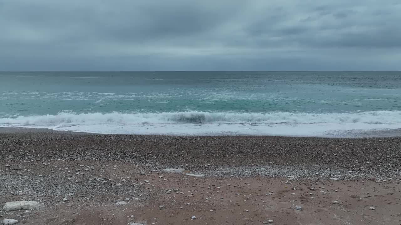 从无人机的角度来看，奇异的海浪拍打着海滩视频下载