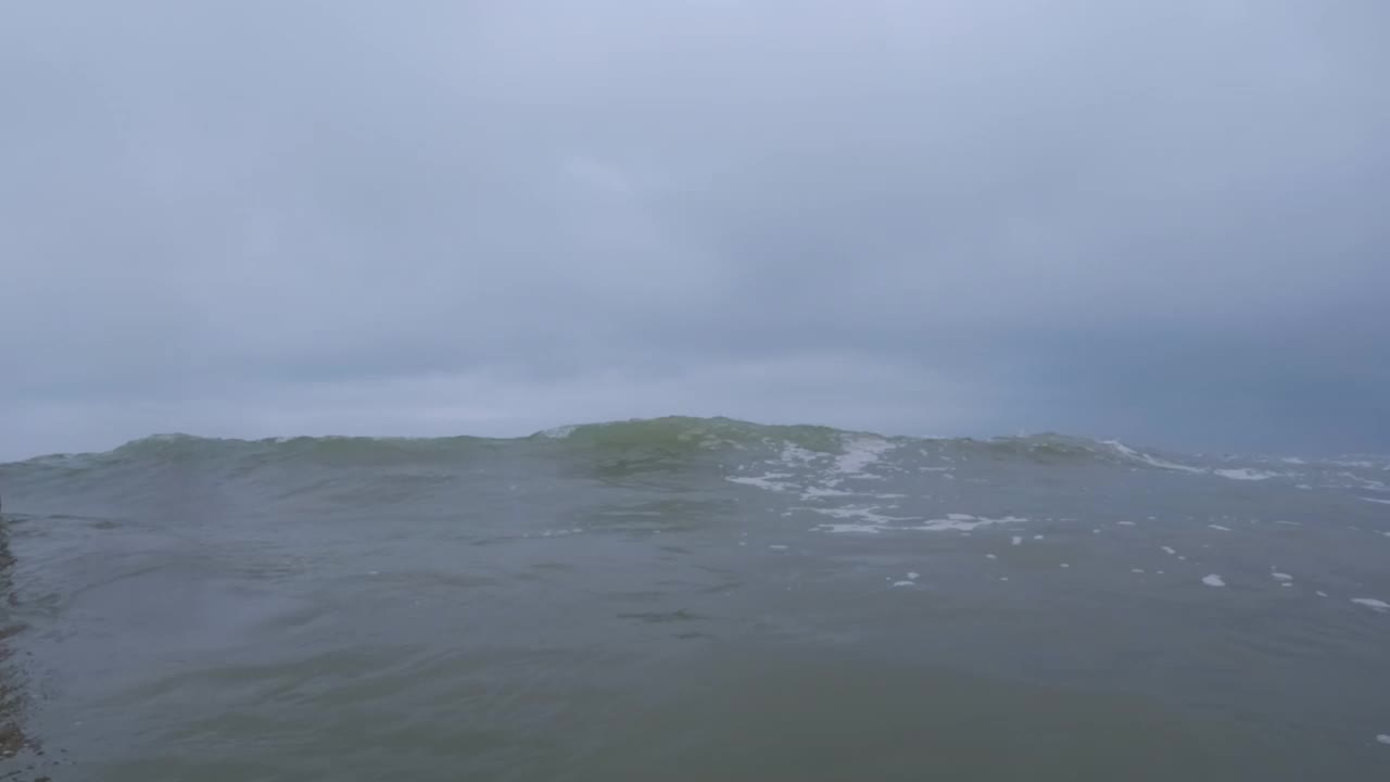 在暴风雨阴天，海浪飞溅，水泡沫，海洋风暴。慢镜头视频素材