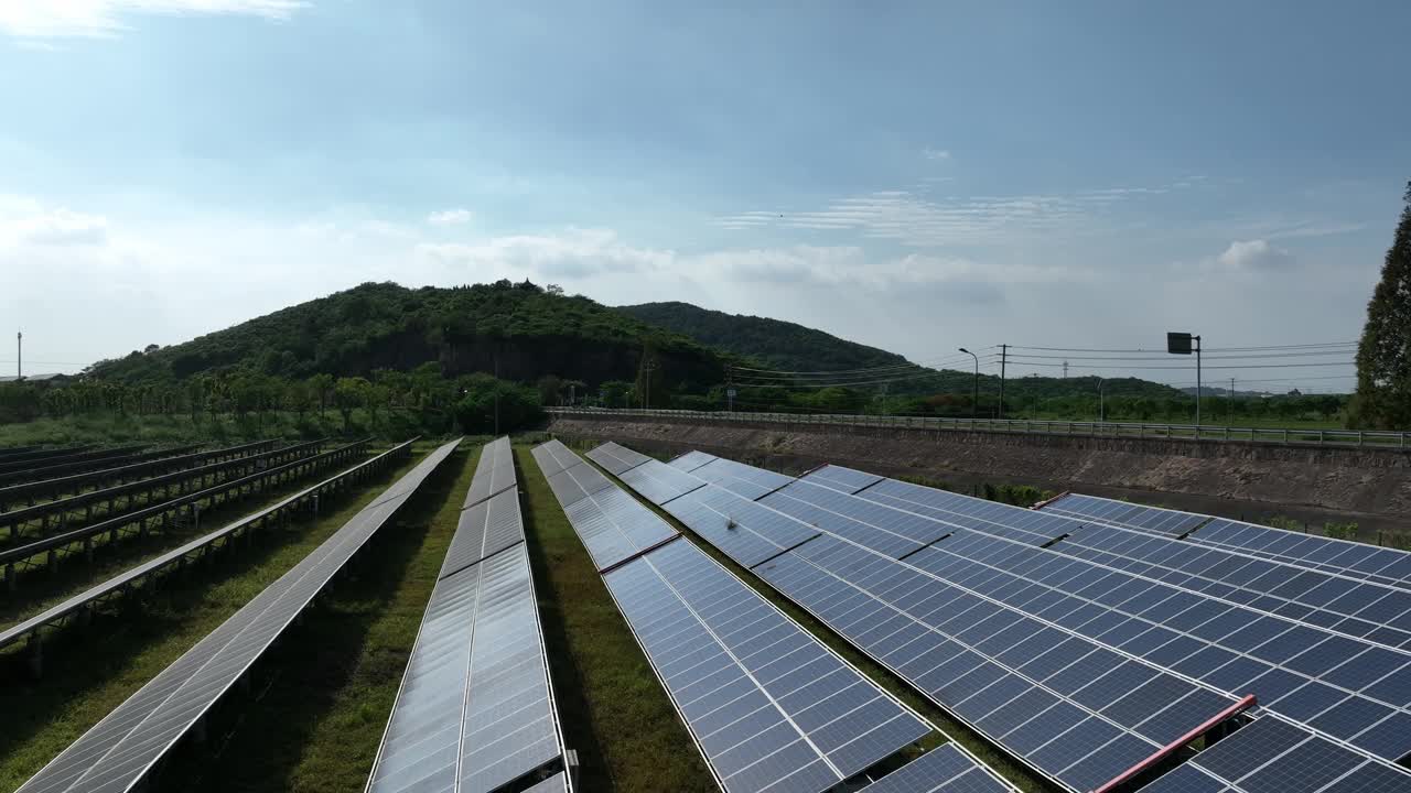 山上的太阳能发电站视频素材