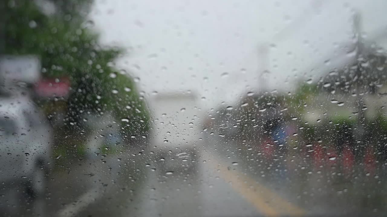 慢镜头，雨天开车，雨刮器擦去雨点视频素材