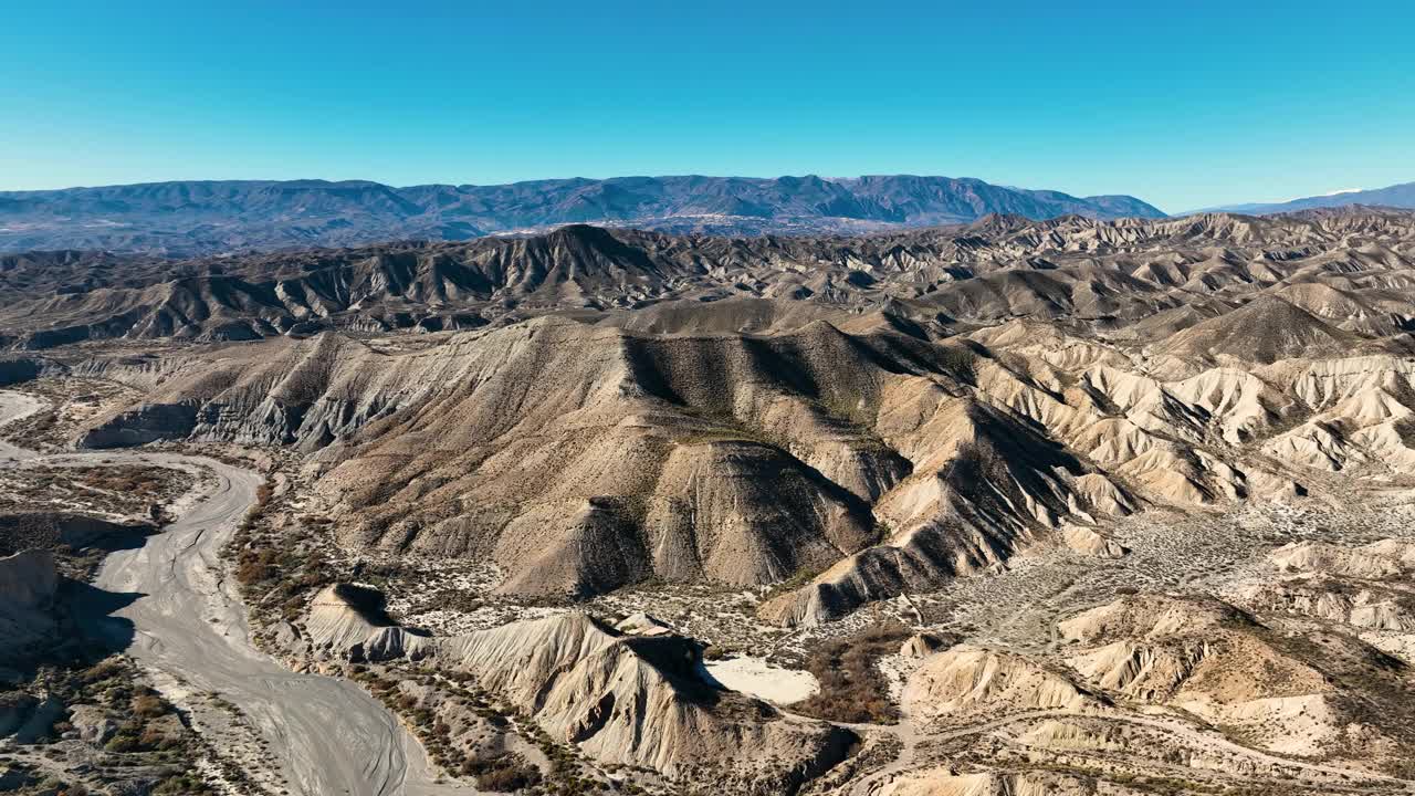 鸟瞰塔伯纳斯沙漠，风景秀丽的自然景观在阿尔梅里亚，安达卢西亚，西班牙视频素材