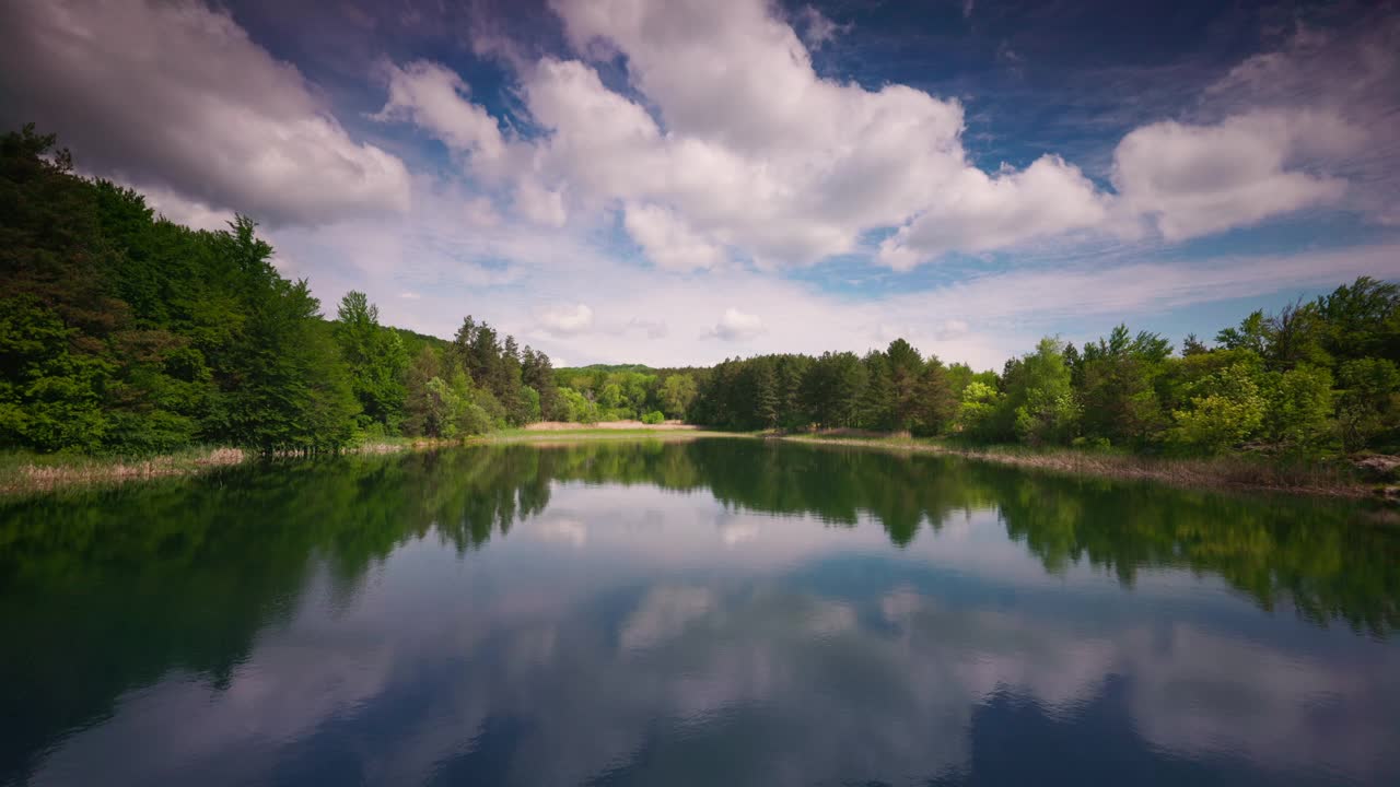 山上有森林和湖泊的全景景观，林木秀美，湖水清澈视频素材