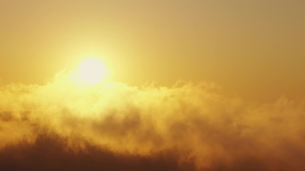 太阳升起在金色蓬松的云在天空，风景彩色海上日出，4k视频视频素材