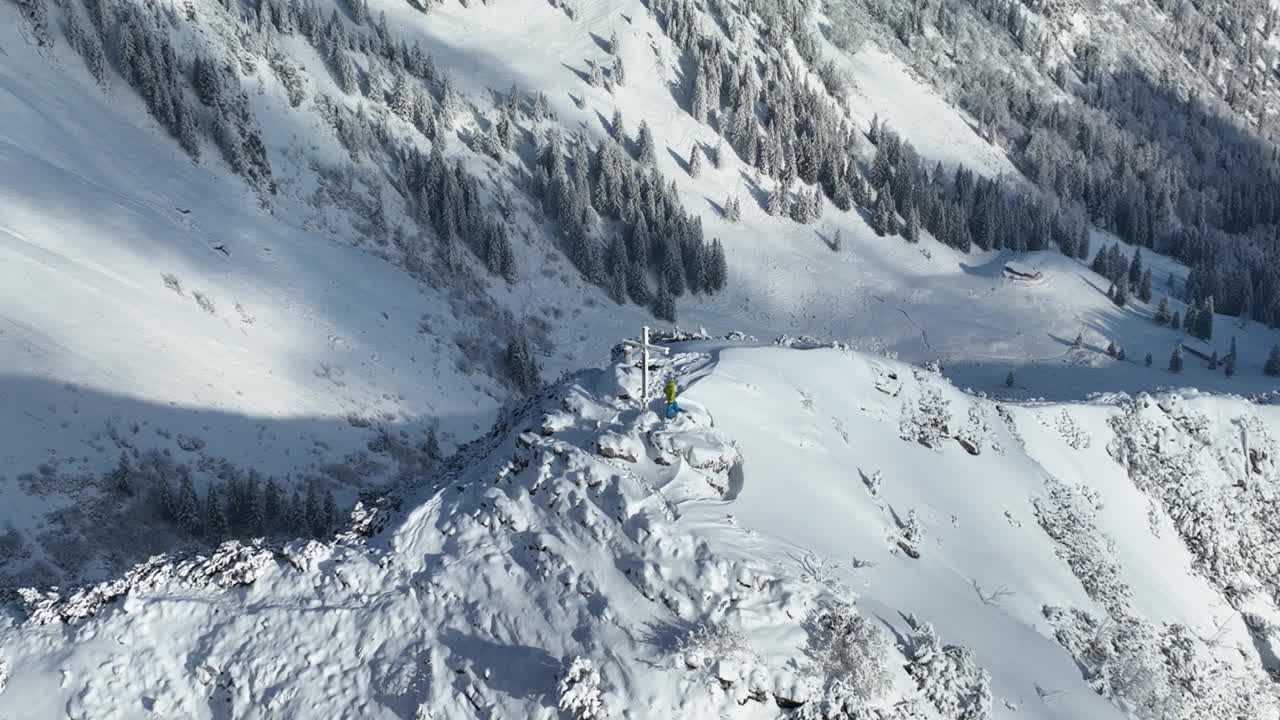 巴伐利亚阿尔卑斯山脉积雪覆盖的山脊鸟瞰图视频素材