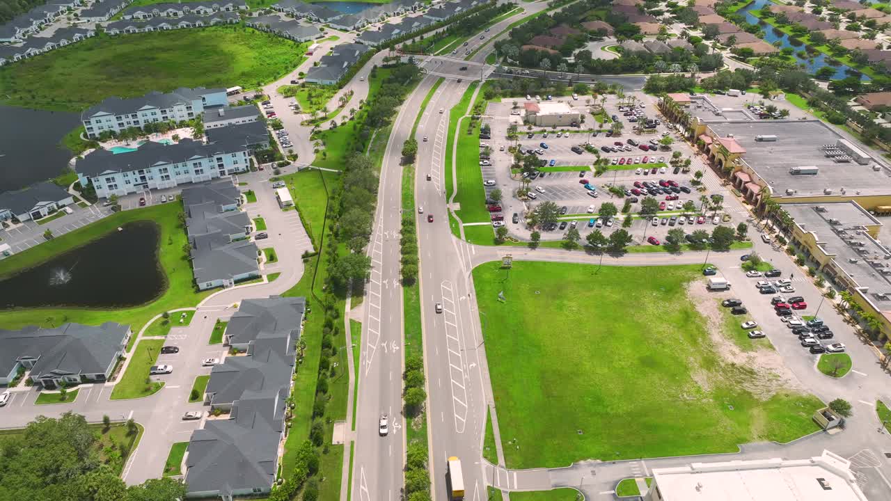 鸟瞰图的道路环岛交叉路口快速移动繁忙的交通。城市循环交通十字路口视频素材