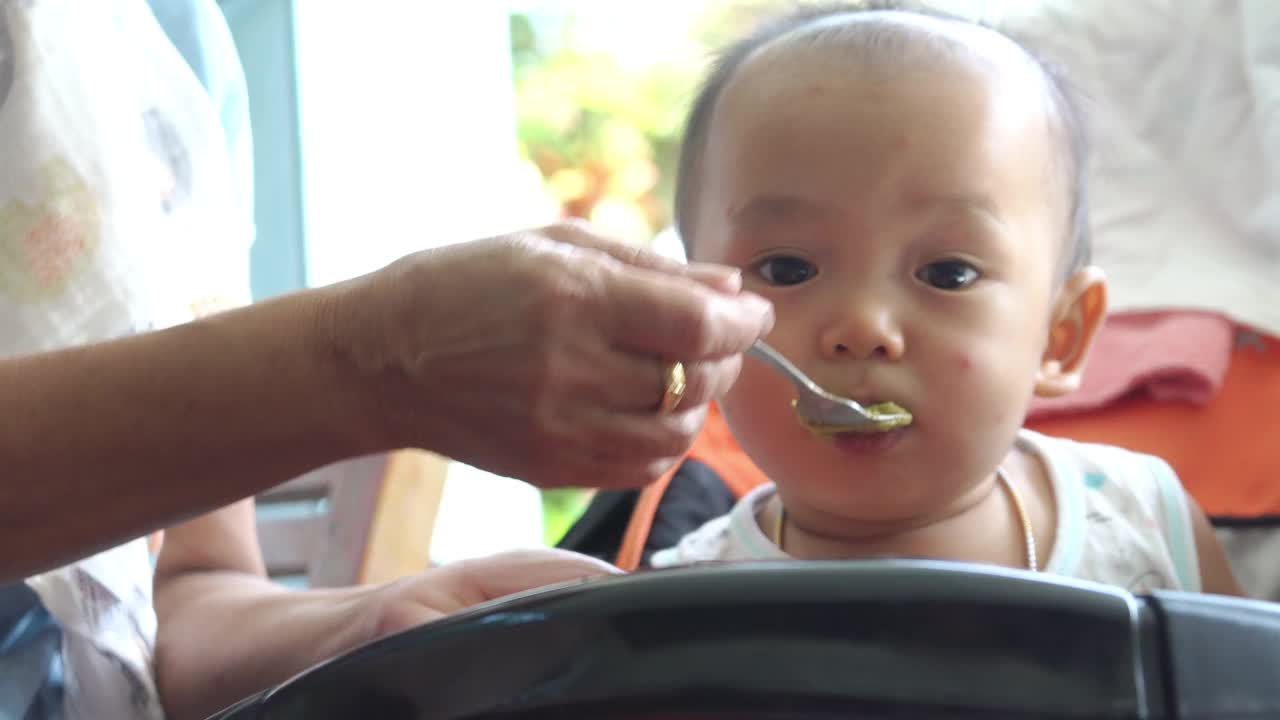 奶奶用勺子喂饭视频下载