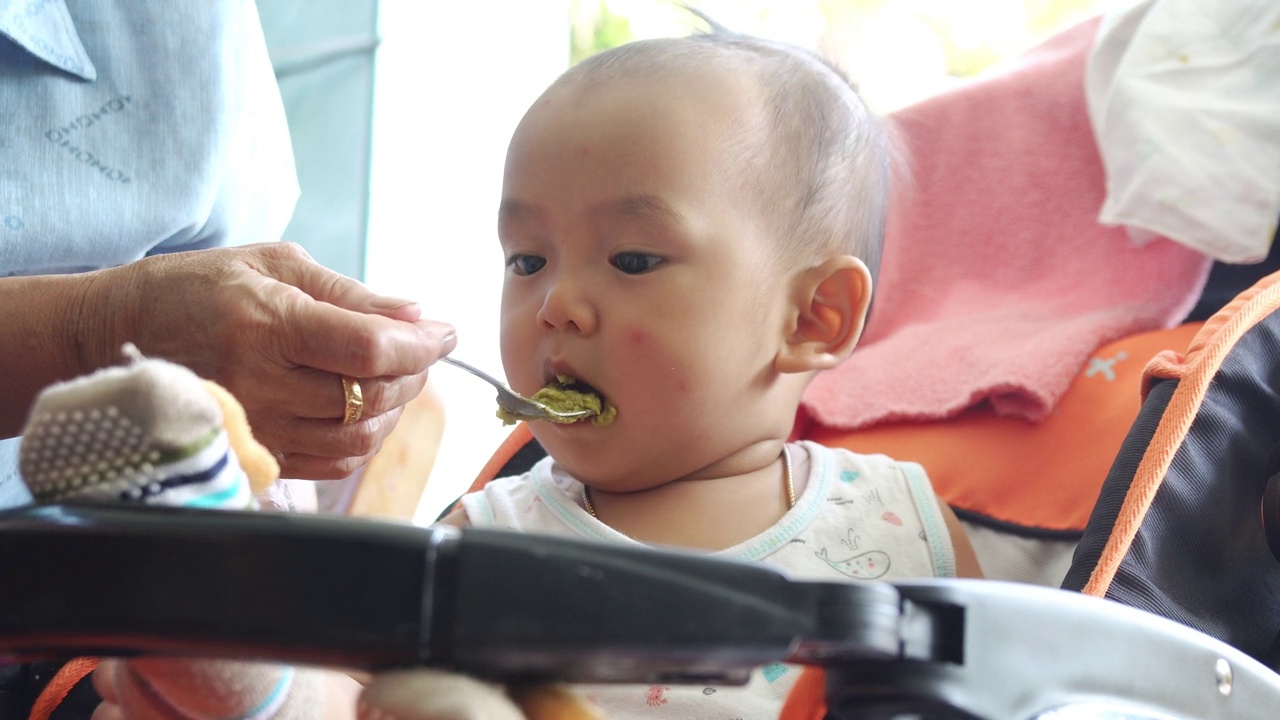 奶奶用勺子喂饭视频下载