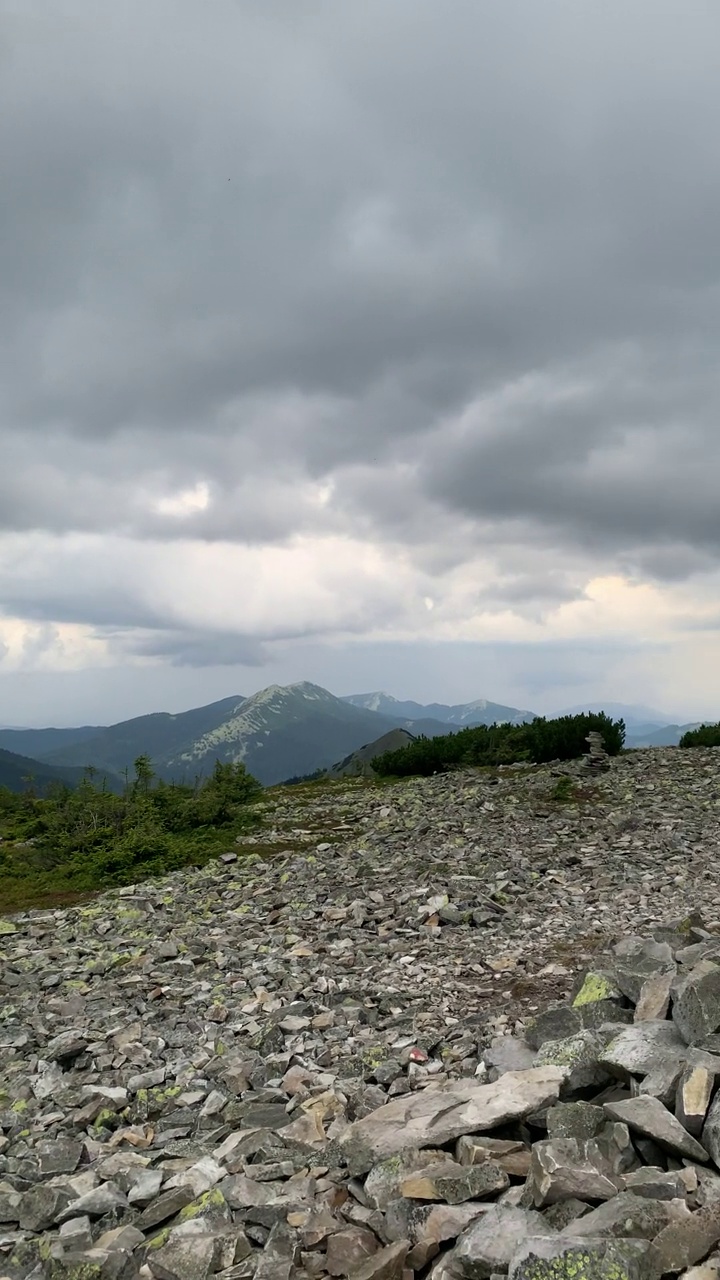 在乌克兰山“Synyak”的顶部，喀尔巴阡山脉。乌克兰国旗视频素材