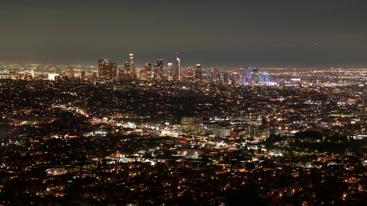 Los Angeles Downtown Night Time Lapse 100ｍｍ from Griffith Park California USA视频素材