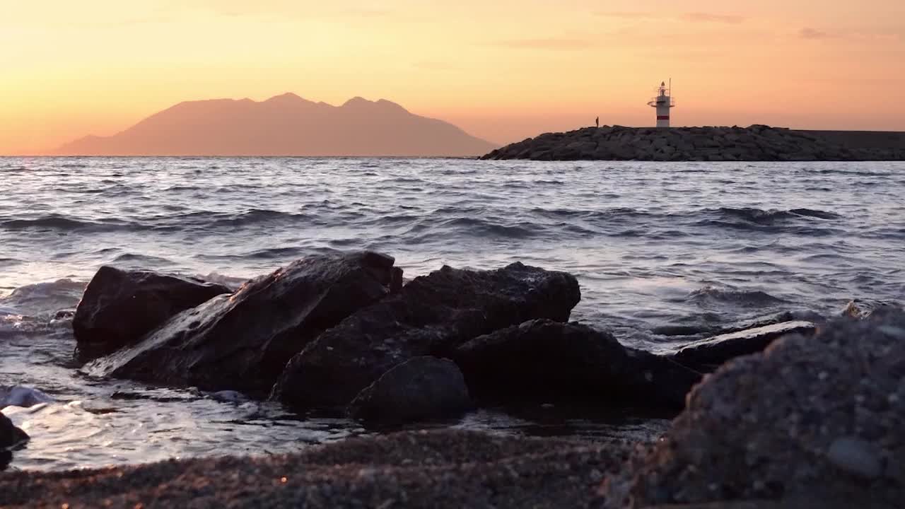 日落海景，从Gokceada眺望萨莫色雷斯岛的灯塔视频素材