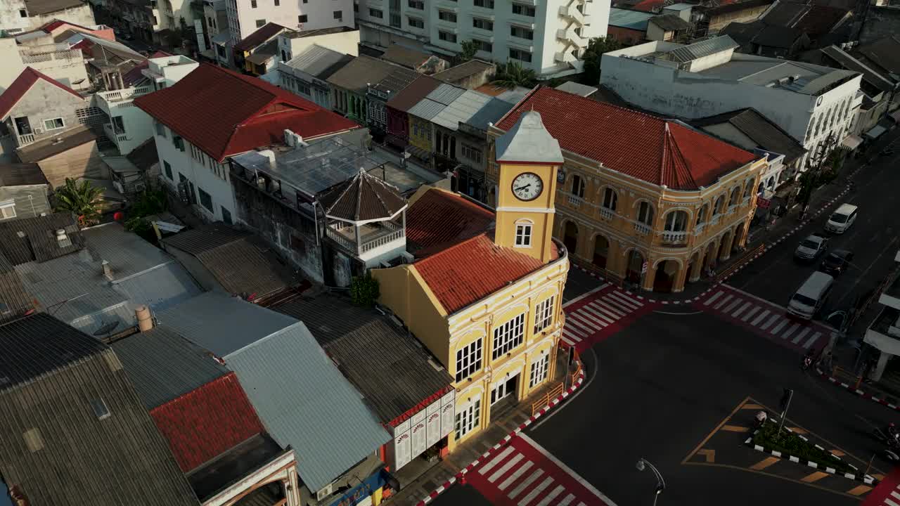 普吉岛古城鸟瞰图。钟楼是一个受欢迎的旅游景点，游客们喜欢拍照留影。视频素材