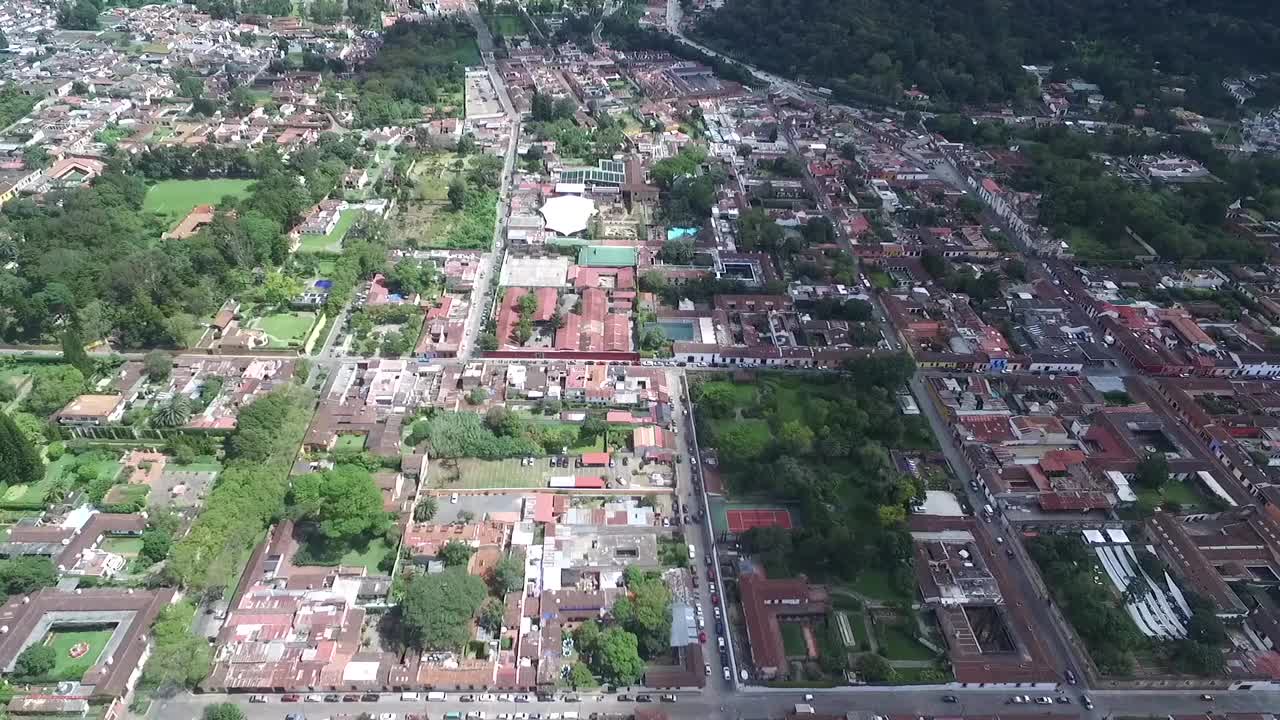 危地马拉的安提瓜城。美丽的老城区和市中心。无人机视角。观光视频素材