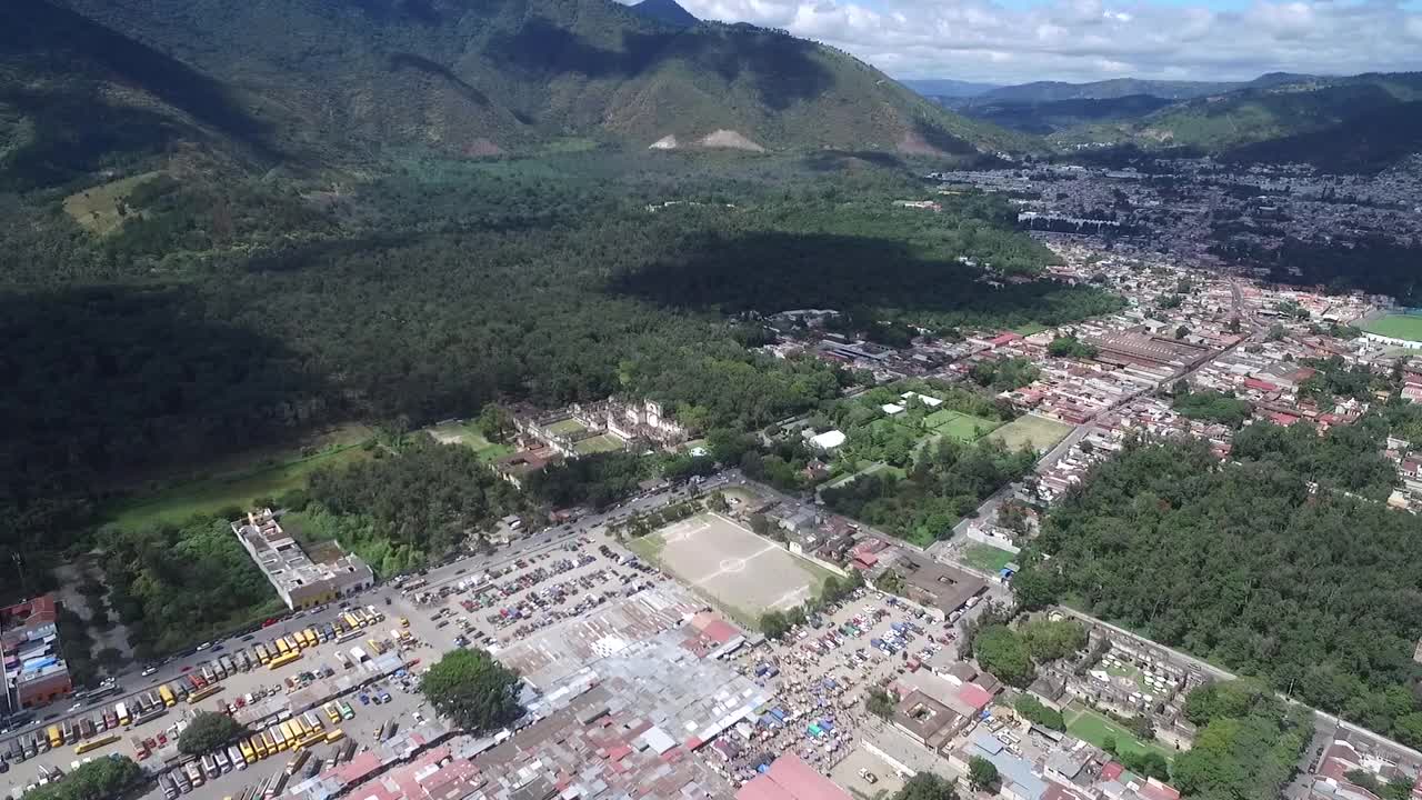 危地马拉的安提瓜城。美丽的老城区和市中心。无人机视角。观光视频素材